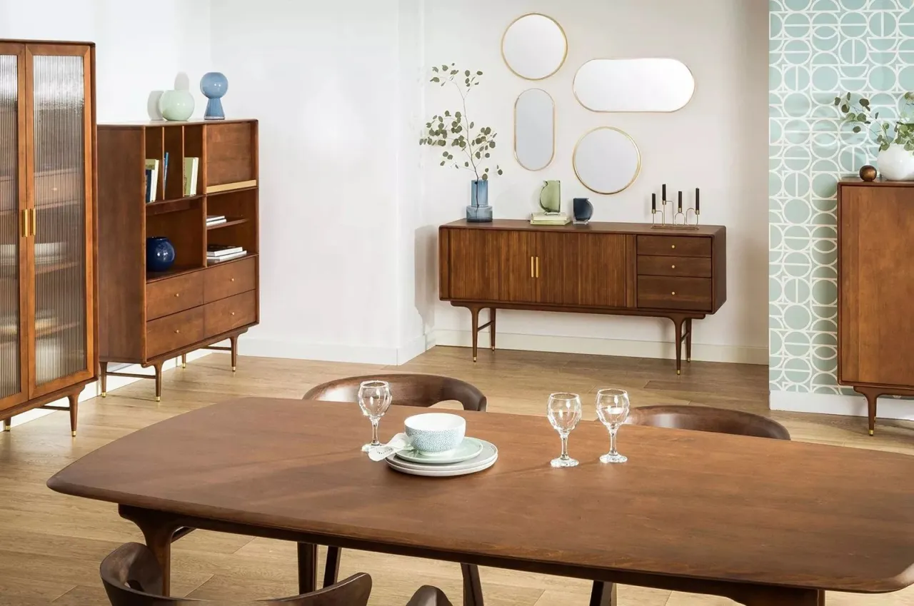 spójny salon z meblami vintage i nowoczesnymi