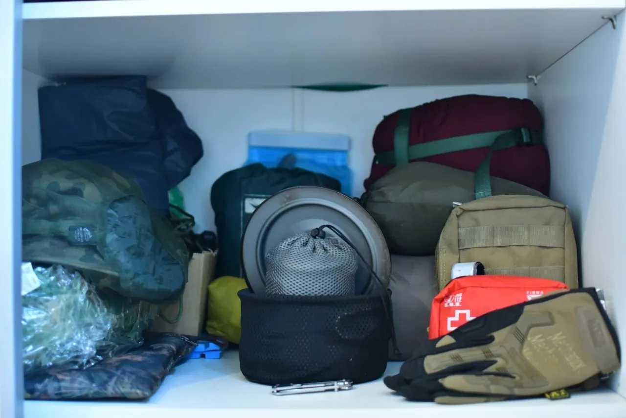 Osoba ubrana warstwowo na biwaku w zmiennej pogodzie