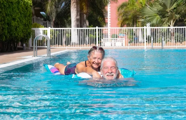 Starsza osoba uśmiechnięta na basenie