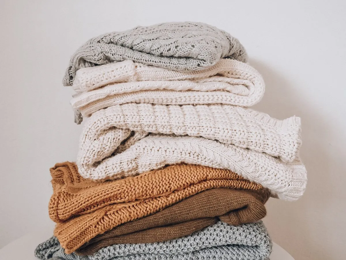 pranie ręczne swetra w misce