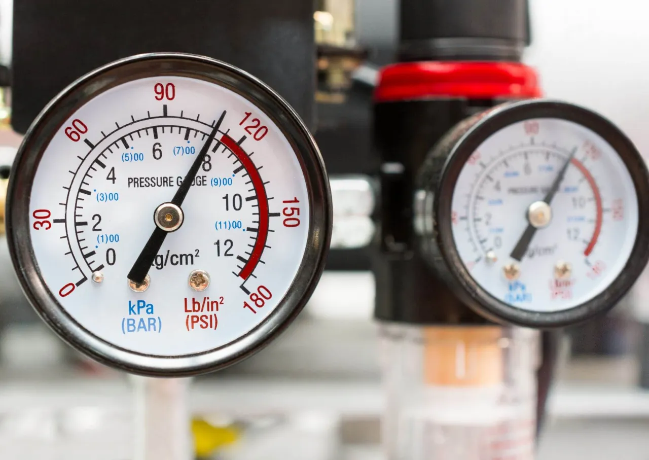 Manometr PSI bar porównanie