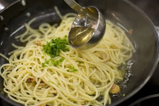 Krok po kroku przygotowanie spaghetti aglio olio