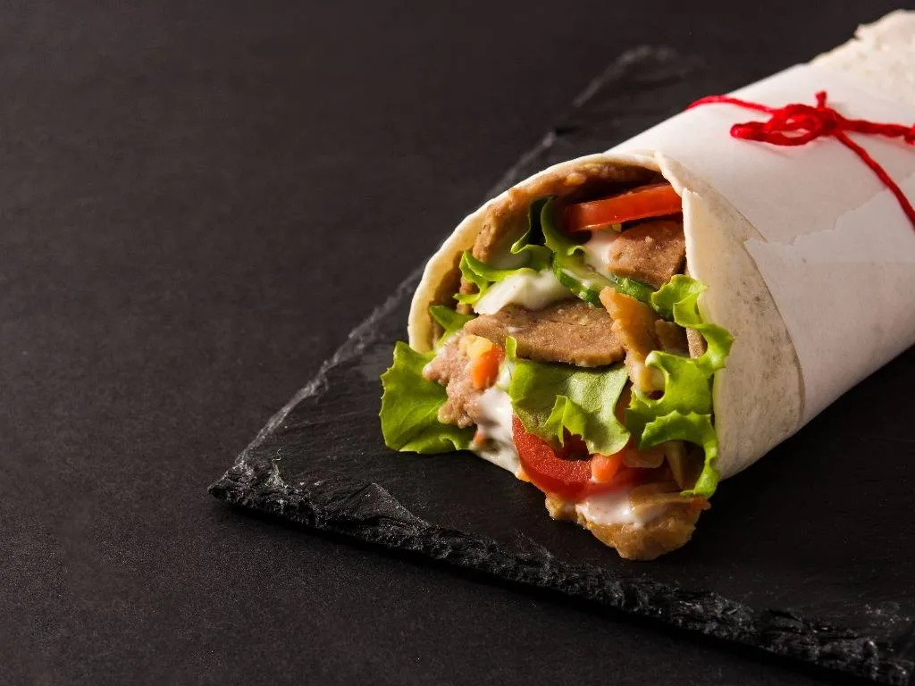 Zdjęcie Ile kalorii ma duży kebab w tortilli? Sprawdź, jak wpływa na dietę!