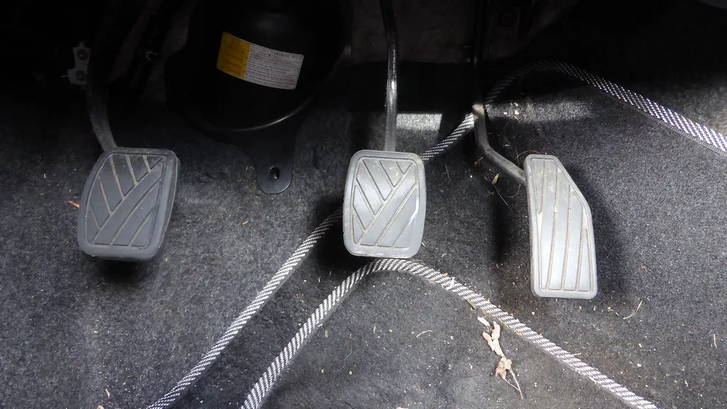 pompa sprzęgła wyciek płynu pod pedałem