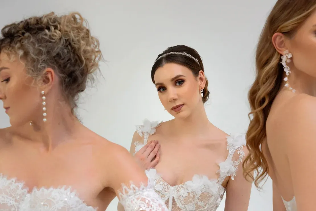 Biżuteria ślubna dopasowana do sukni r&oacute;żne dekolty