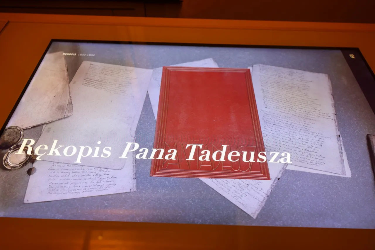 Rękopis Pana Tadeusza, dzieła napisanego w latach 1832-1834, prezentowany na ekranie.