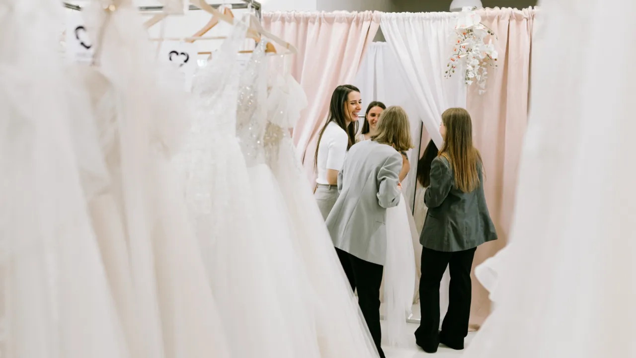 Harmonogram poszukiwań sukni ślubnej infografika