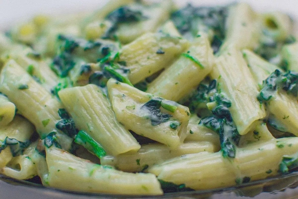 Makaron ze szpinakiem i fetą