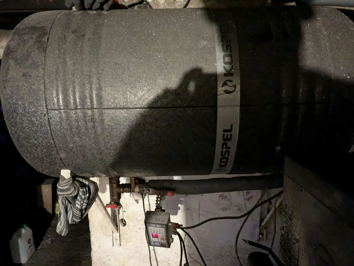 Boiler Kospel, izolowany, z rurami i zaworami. Może to być powód, dlaczego nie ma ciepłej wody w kranie.