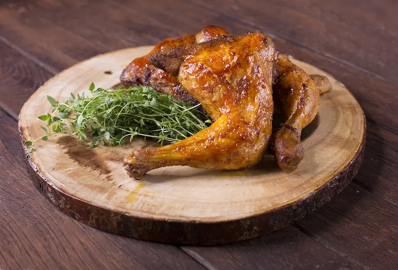 chrupiąca skórka kurczaka zbliżenie