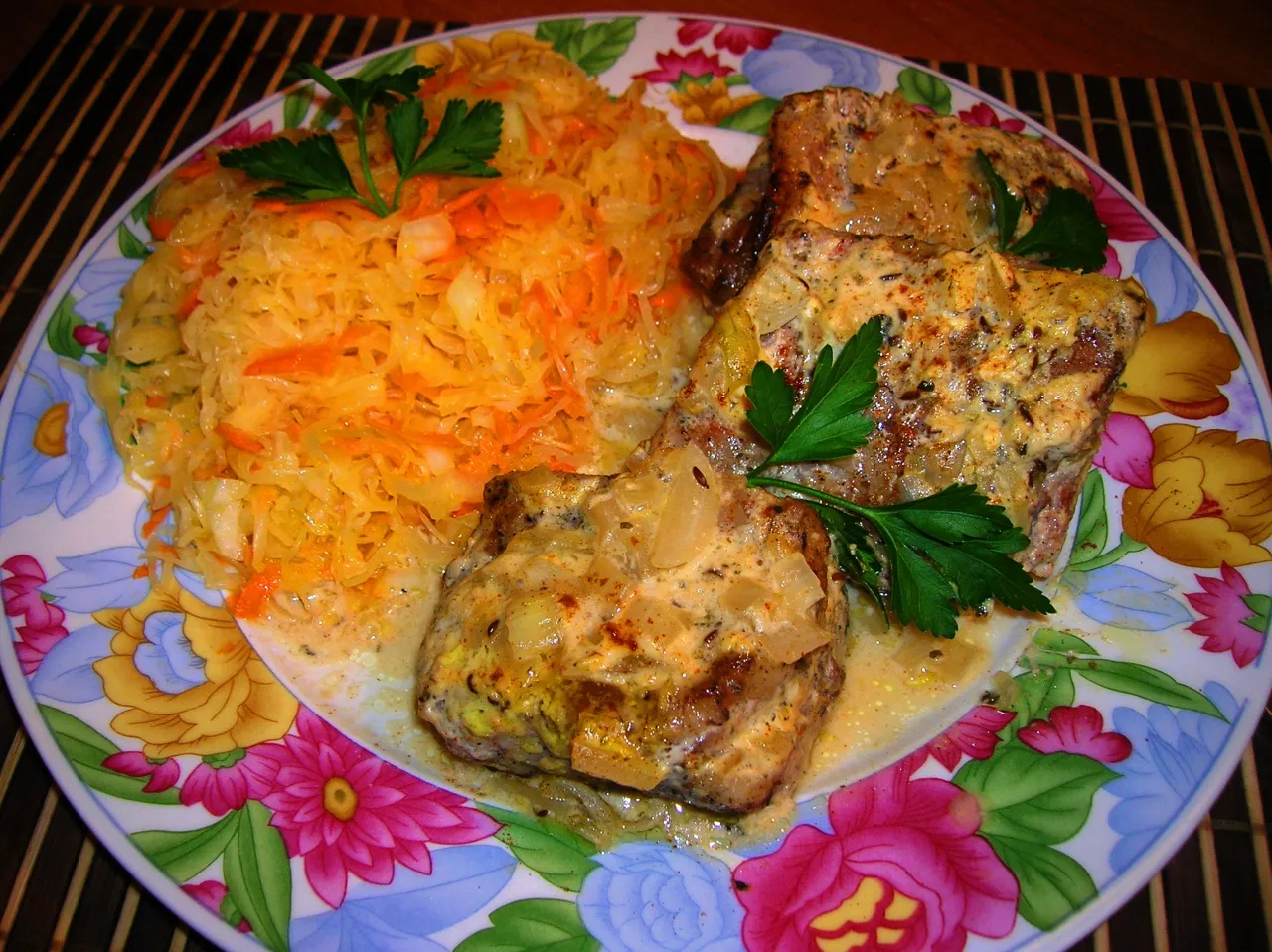 Talerz z żeberkami i sur&oacute;wką z kiszonej kapusty