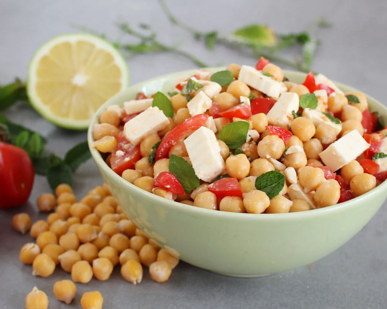 verschiedene kichererbsensalate