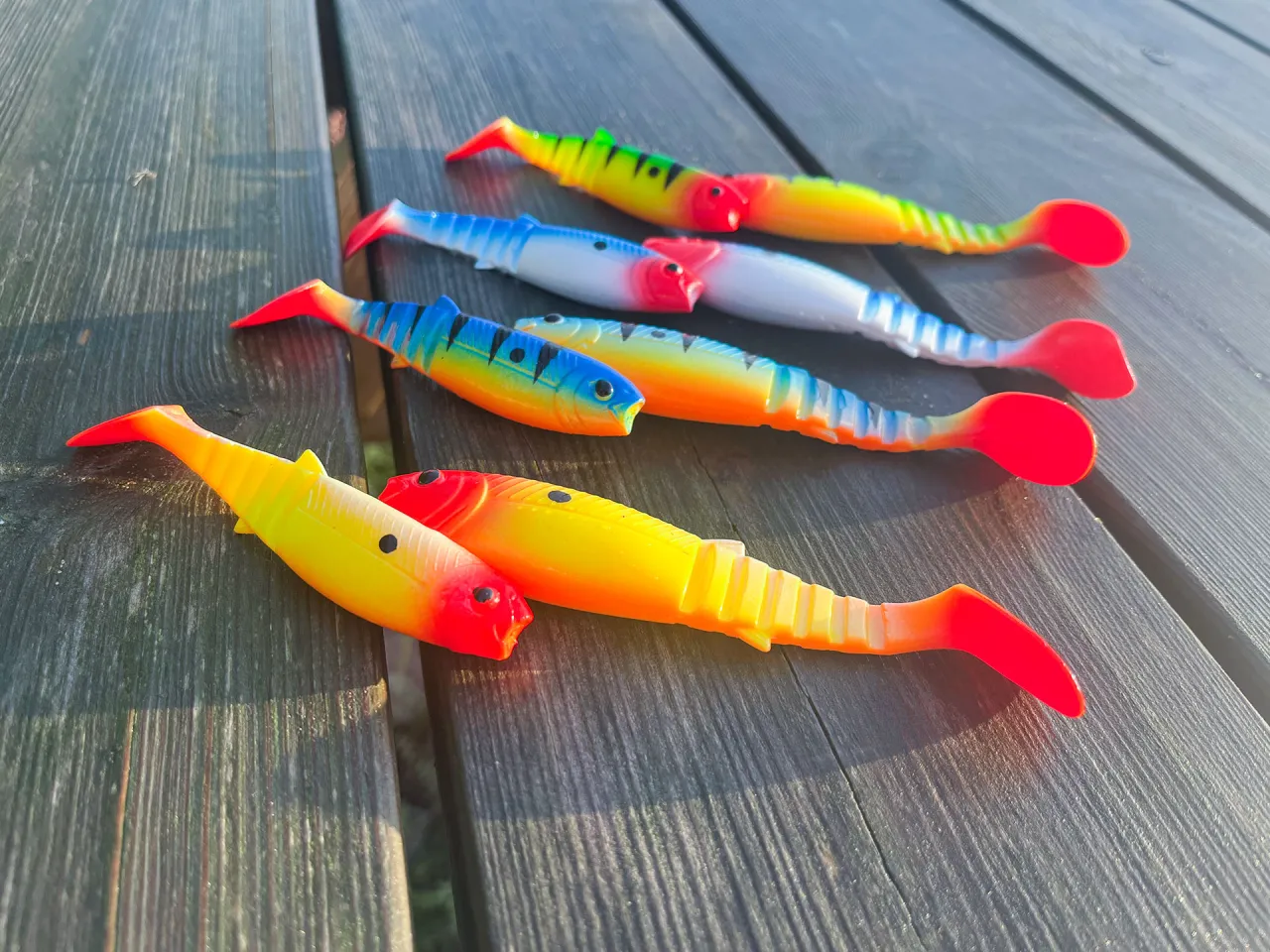 Kolorowe gumowe przynęty wędkarskie w kształcie rybek, które kuszą drapieżniki. Idealne na to, na co biorą ryby.