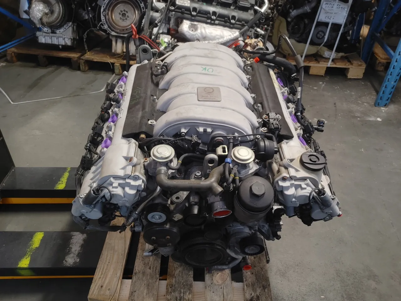 Silnik V8 AMG z Mercedesa E63 AMG, gotowy do montażu.