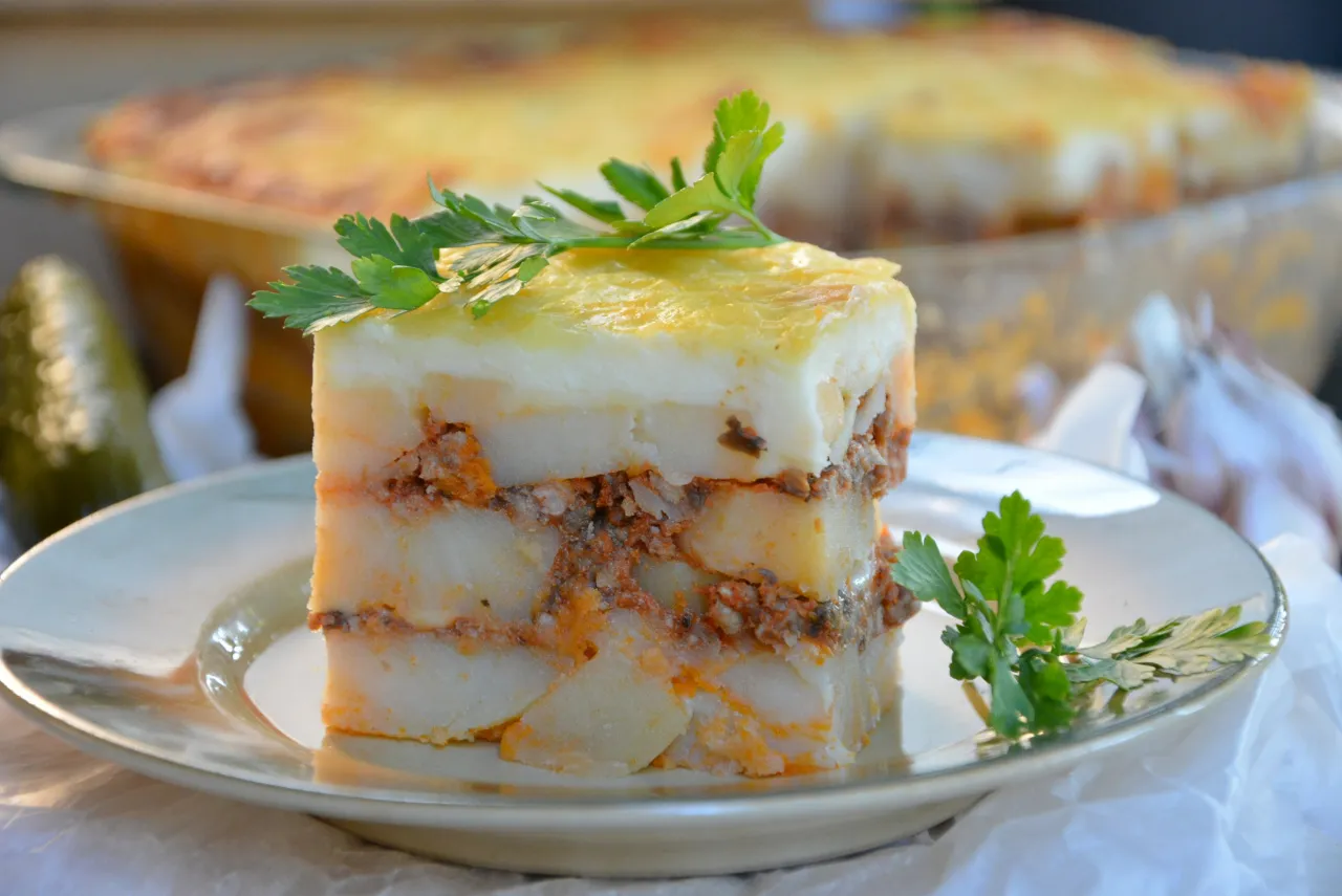 Zapiekanka ziemniaczana z beszamelem w naczyniu żaroodpornym