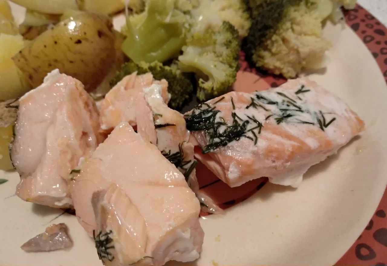 Pieczony łosoś z warzywami dla dziecka i dorosłych