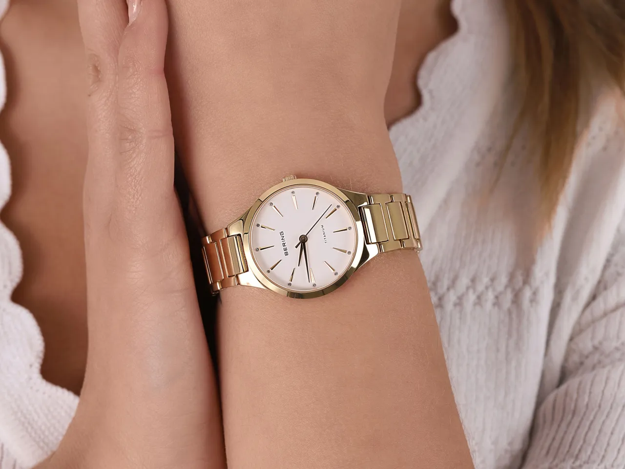 Damski zegarek tytanowy na nadgarstku