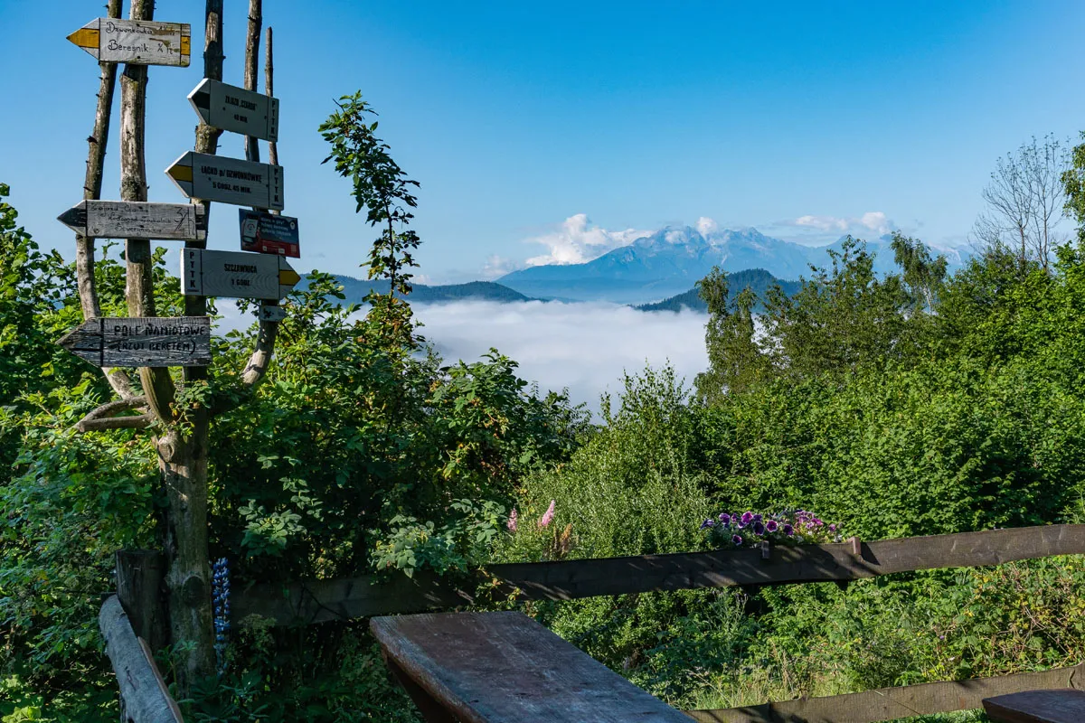 Bac&oacute;wka PTTK pod Bereśnikiem widok na Tatry