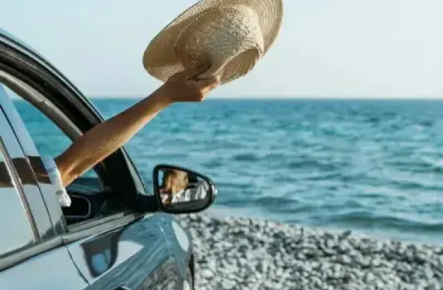 samochód na drodze nad morzem