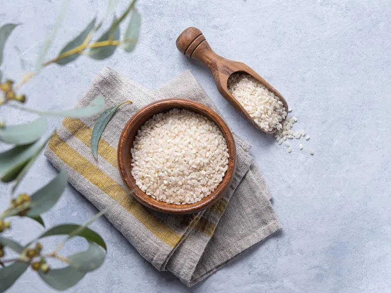 różne rodzaje ryżu na drewnianej misce