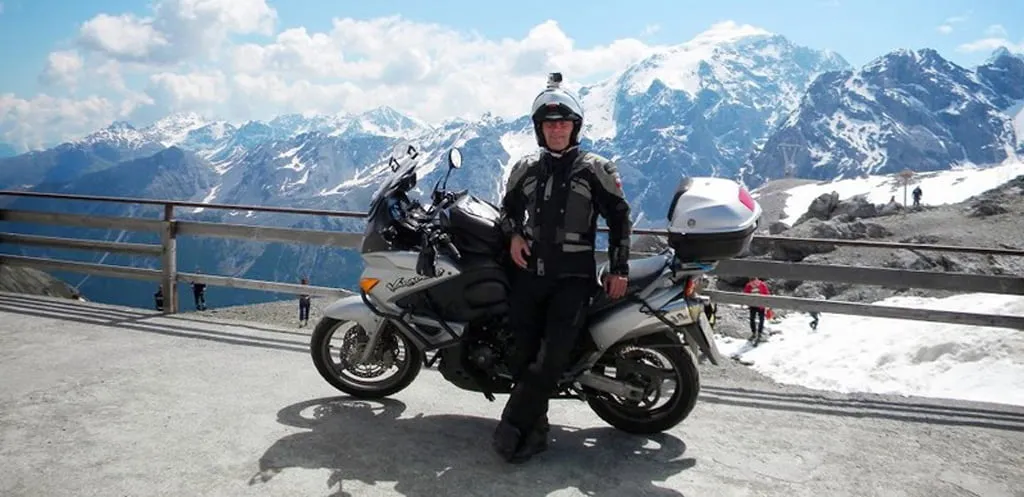 motocyklista na przełęczy alpejskiej