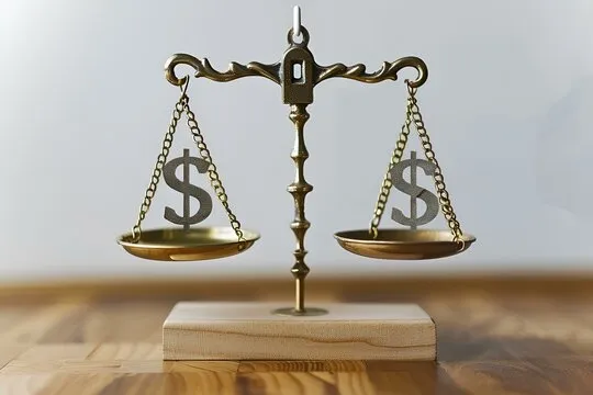 Symbol wagi szalkowej z monetami po obu stronach