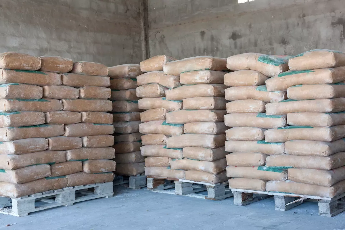 Stosy work&oacute;w z cementem, idealne na fundament. Jaki cement na fundament wybrać? Tutaj znajdziesz odpowiedź.