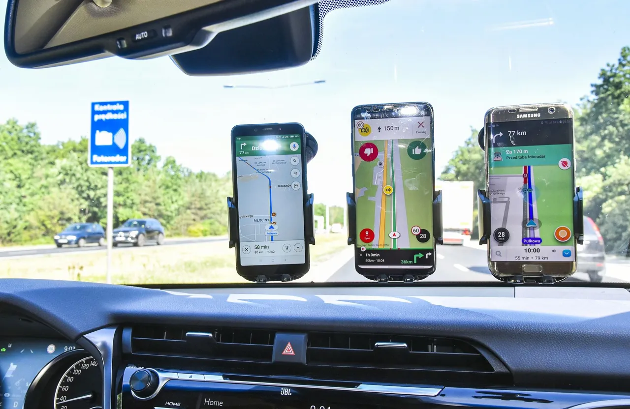 Por&oacute;wnanie interfejs&oacute;w Yanosik Waze Mapy Google