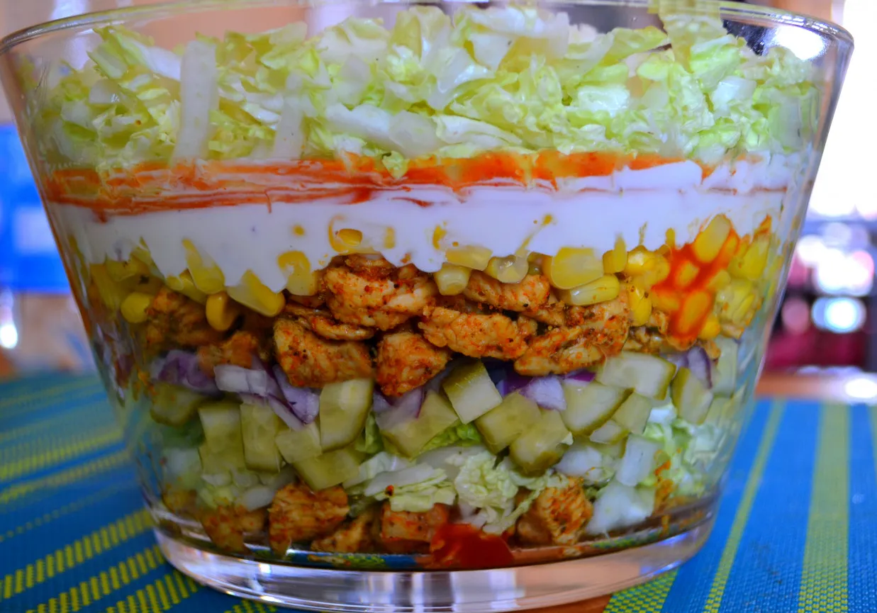 Warstwowa sałatka gyros w szklanej misie: kurczak, kukurydza, ogórek, cebula, sos. Idealna na imprezę, proste jak zrobic sałatka gyros.