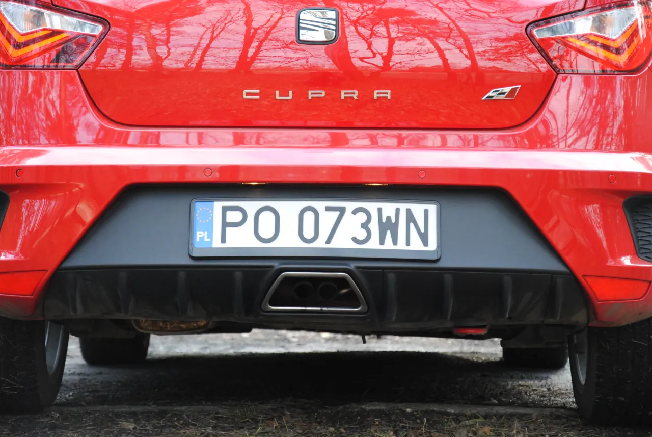 Czerwone tablice rejestracyjne z oznaczeniem 