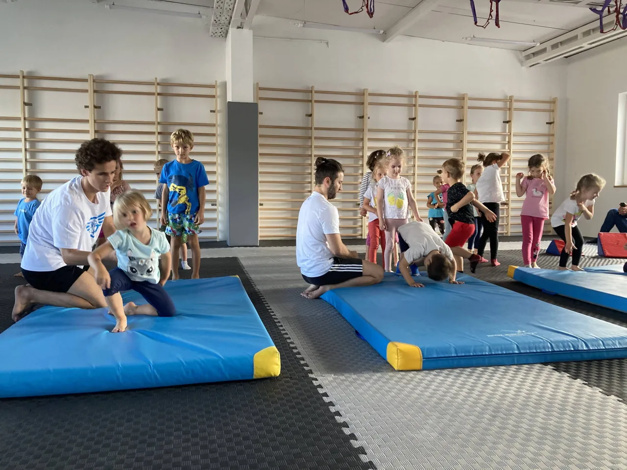 dzieci w dojo bezpieczna sala treningowa