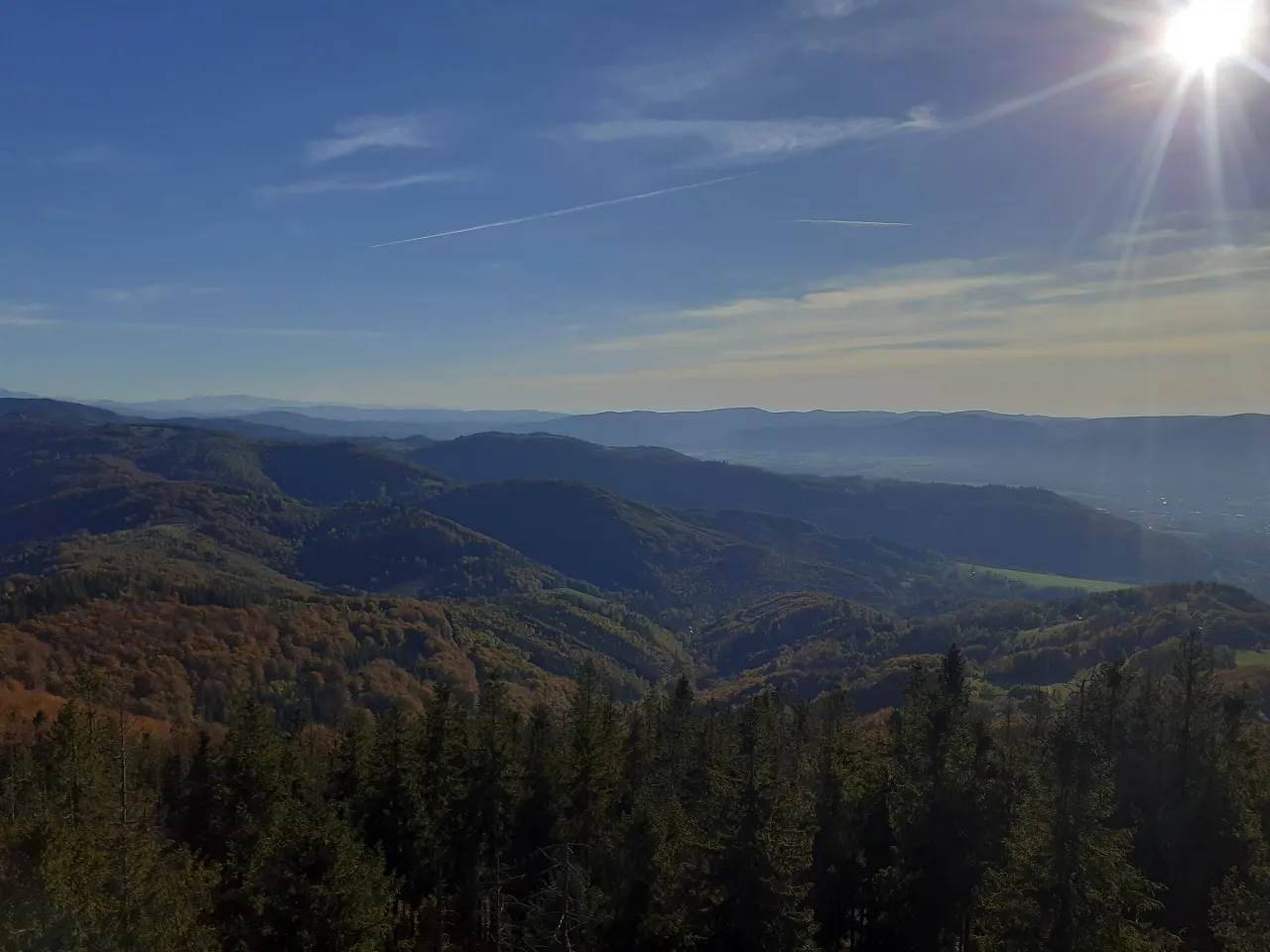 Widok na Ustroń z Czantorii lub R&oacute;wnicy w słoneczny dzień