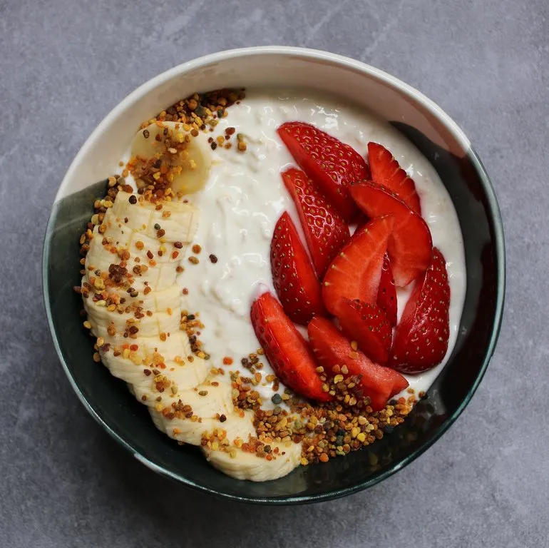 pyłek pszczeli z jogurtem i owocami