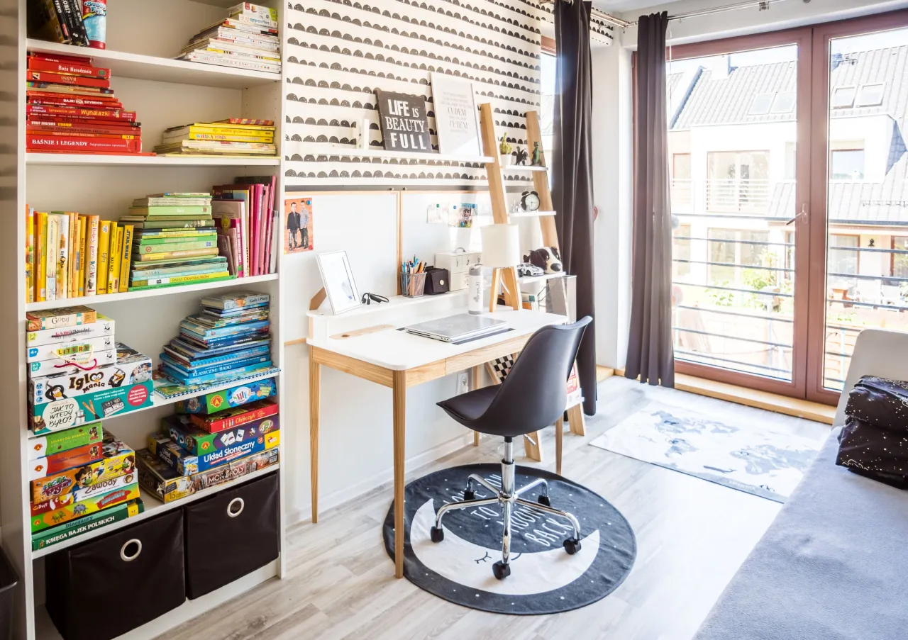 Inspirująca przestrzeń do nauki w domu, biurko z książkami i materiałami, kreatywne pomoce dydaktyczne