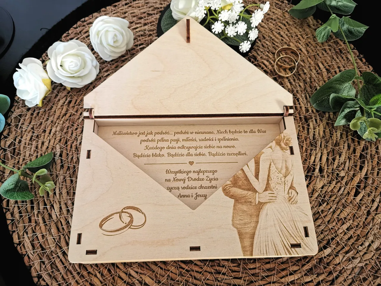 Para młoda otwiera prezenty ślubne