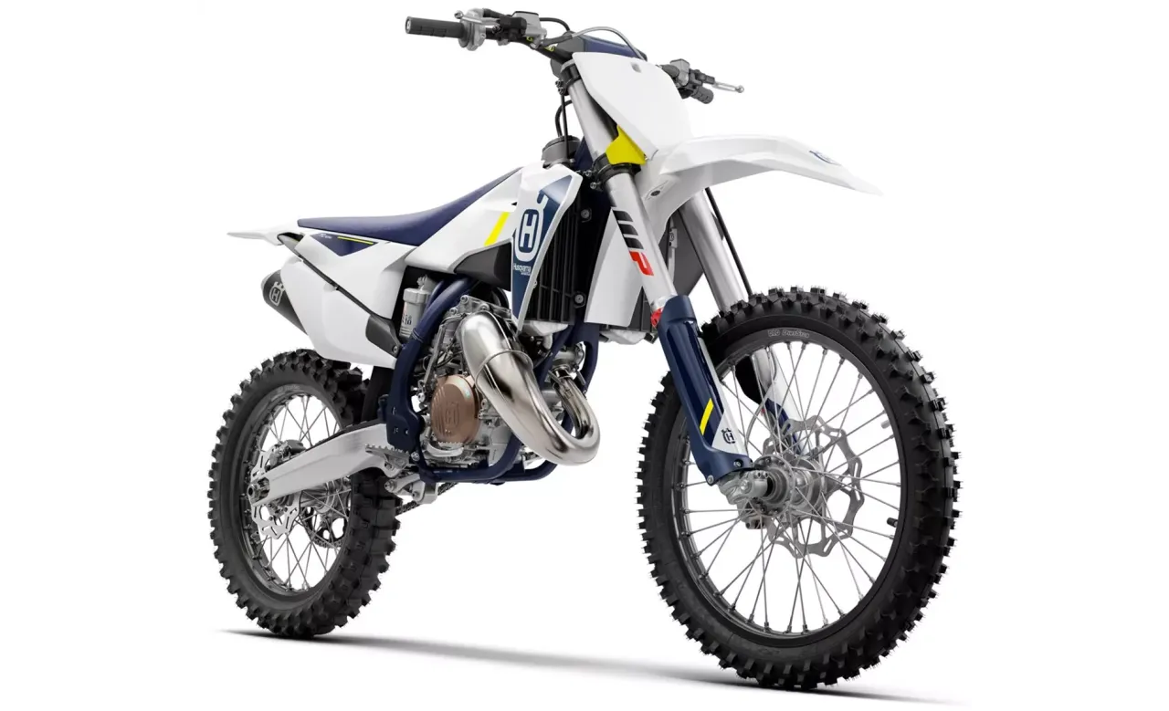 Husqvarna WR 125 – poznaj dane techniczne tego motocykla crossowego. Biało-niebieski, z żółtymi akcentami, gotowy do akcji.