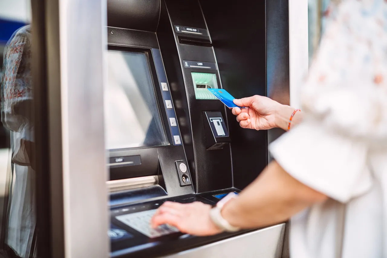 wpłatomat Pekao instrukcja wpłaty kartą