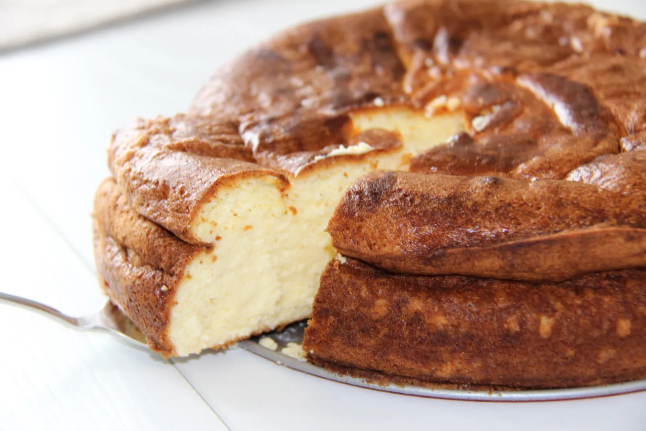 różne rodzaje serników na blachach