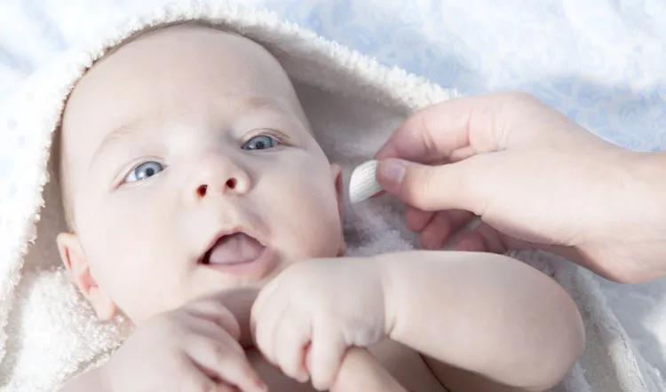 higiena uszu niemowlaka