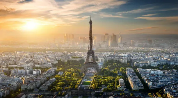 vue panoramique de Paris avec la Tour Eiffel au lever du soleil