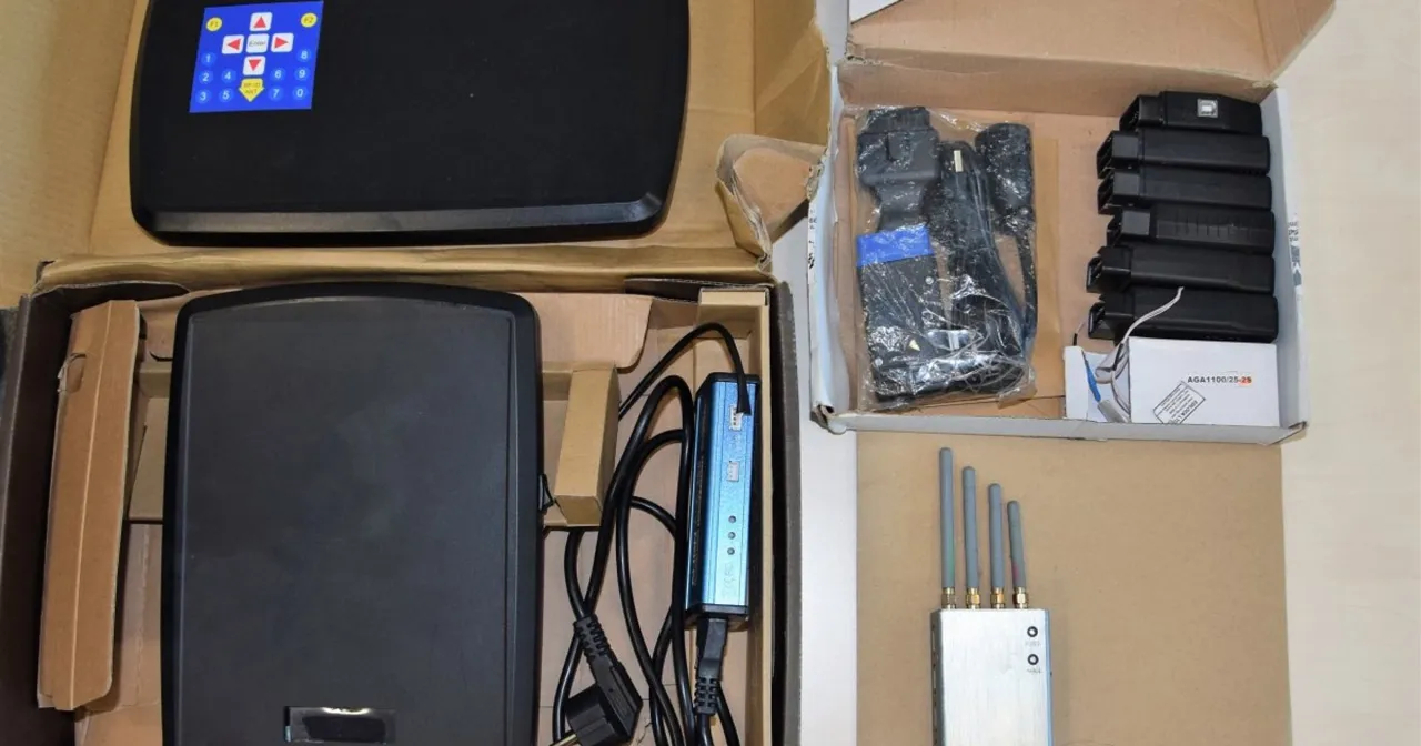 Złodziej samochodowy używający urządzenia do kradzieży na walizkę