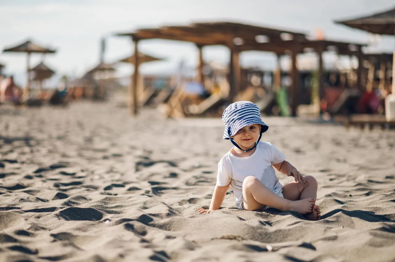 Rodzina z rocznym dzieckiem na wakacjach w r&oacute;żnych miejscach (morze, g&oacute;ry, wieś)