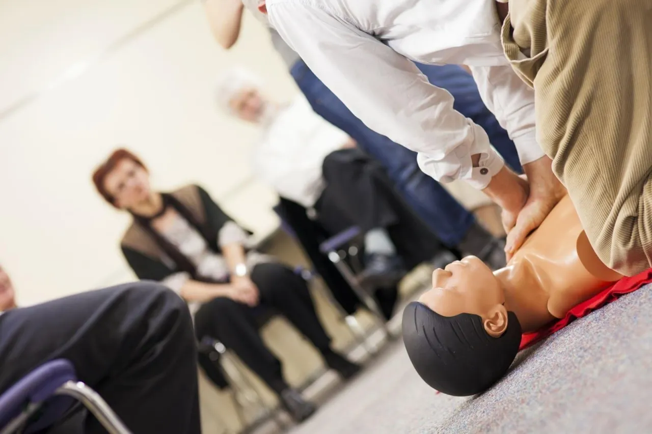 pracownicy szkolenie pierwsza pomoc w biurze