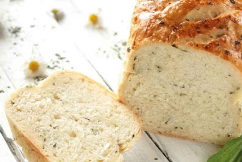Puszysty chleb bezglutenowy przekrój