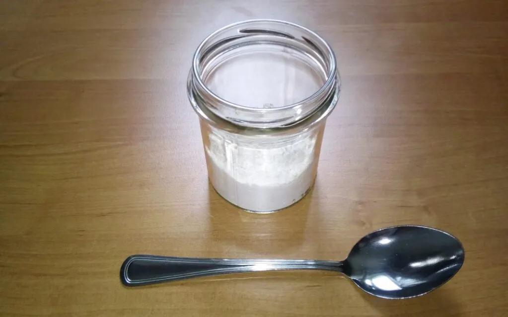odmierzanie mąki łyżką do szklanki