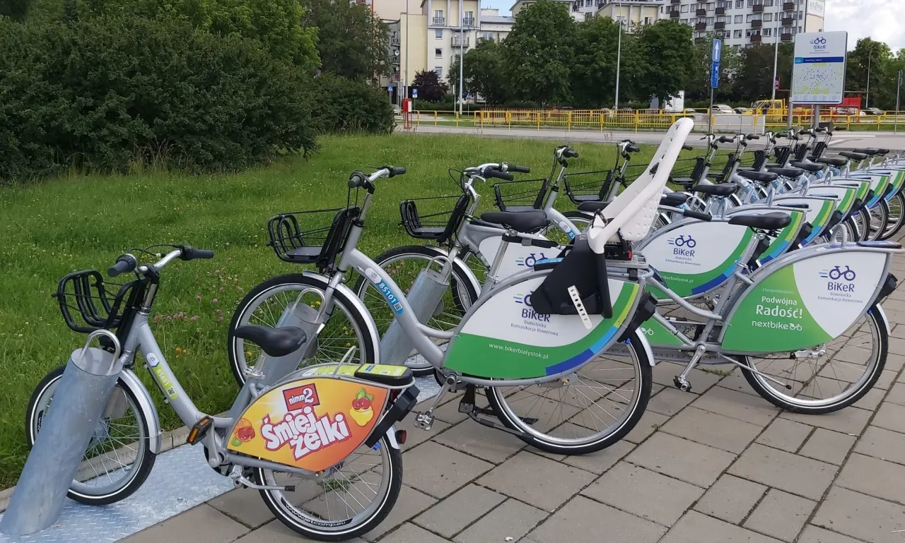 Rower miejski czeka na Ciebie, by odkrywać trasy rowerowe Białystok. Wygodne siodełko i koszyk na zakupy umilą każdą podr&oacute;ż.