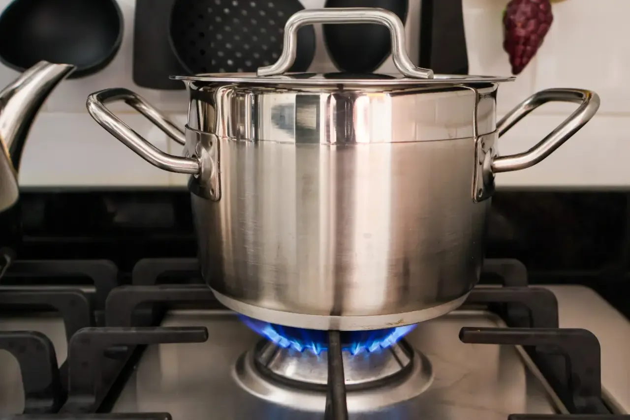 Duży garnek z wrzącą wodą i solą