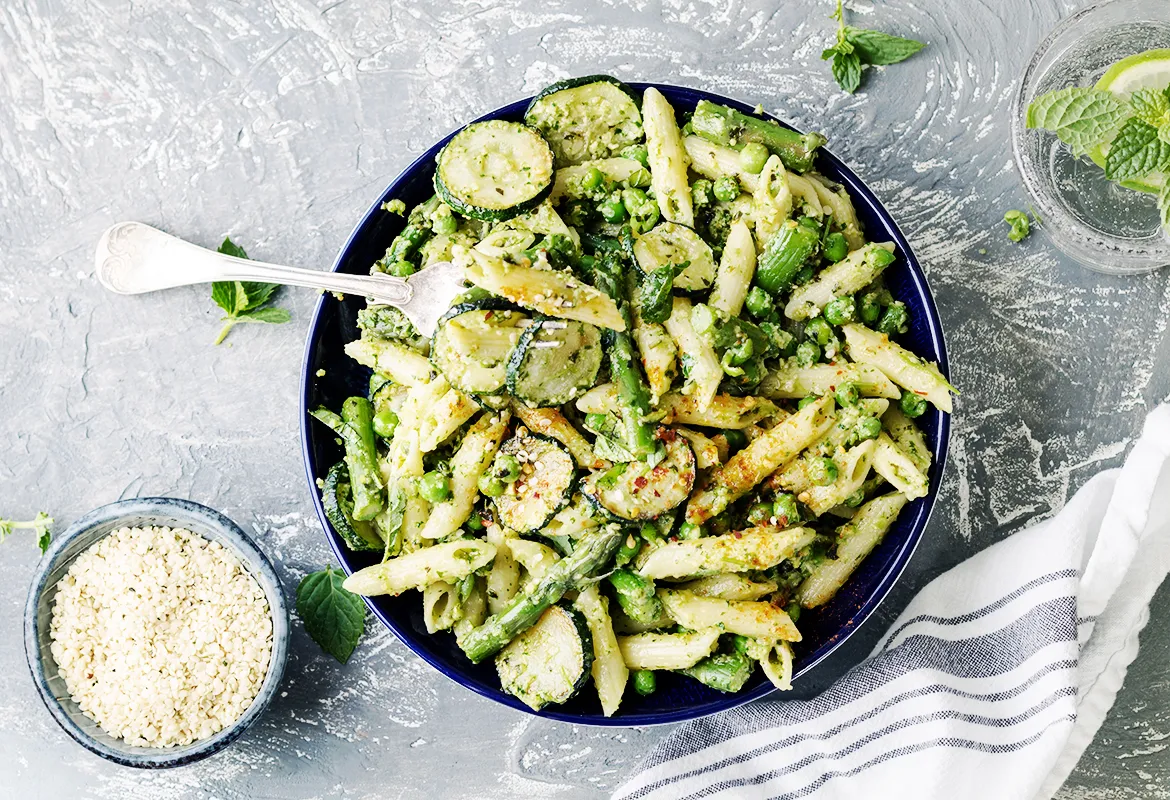 r&oacute;żne dania z pesto sałatka kanapka marynata