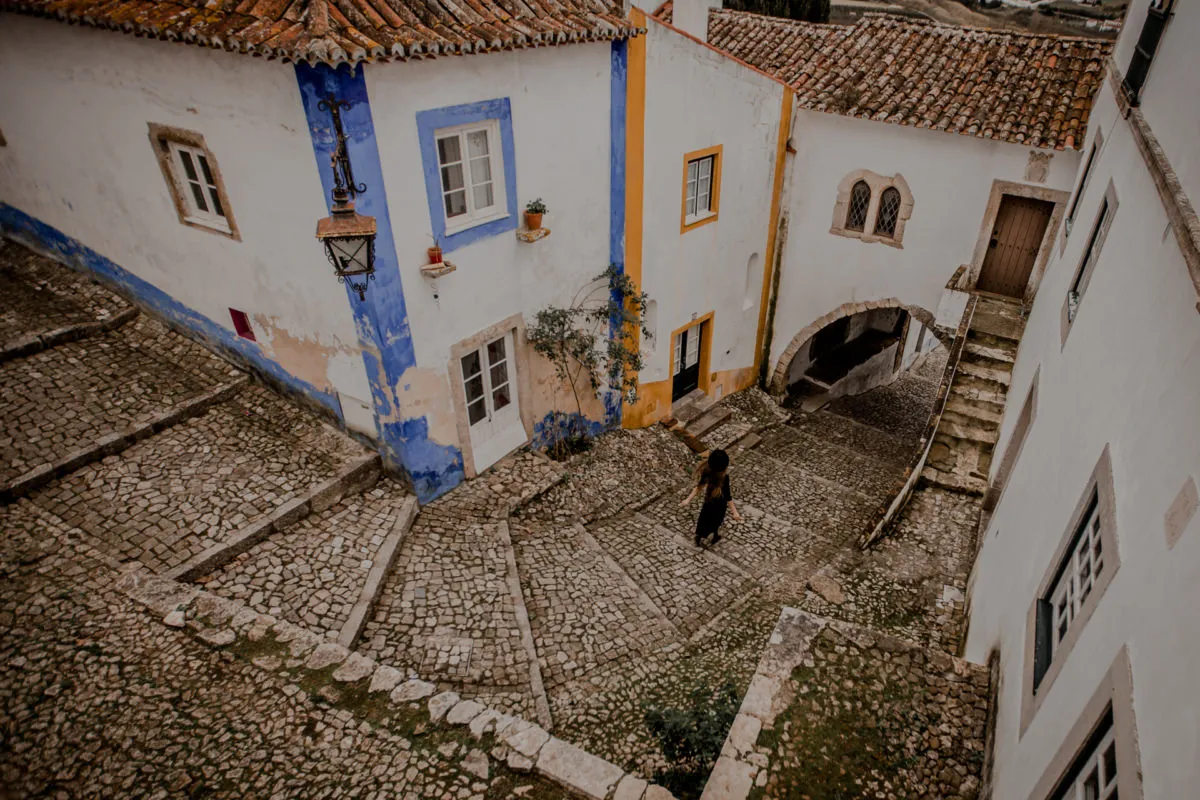 Kamienne schody i białe domy z niebieskimi akcentami tworzą urokliwy zakątek, jedno z najpiękniejszych miejsc w Portugalii.