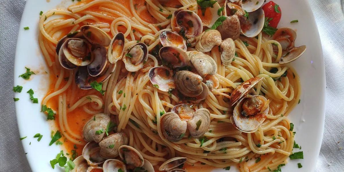 Spaghetti Vongole in bianco vs al pomodoro nebeneinander